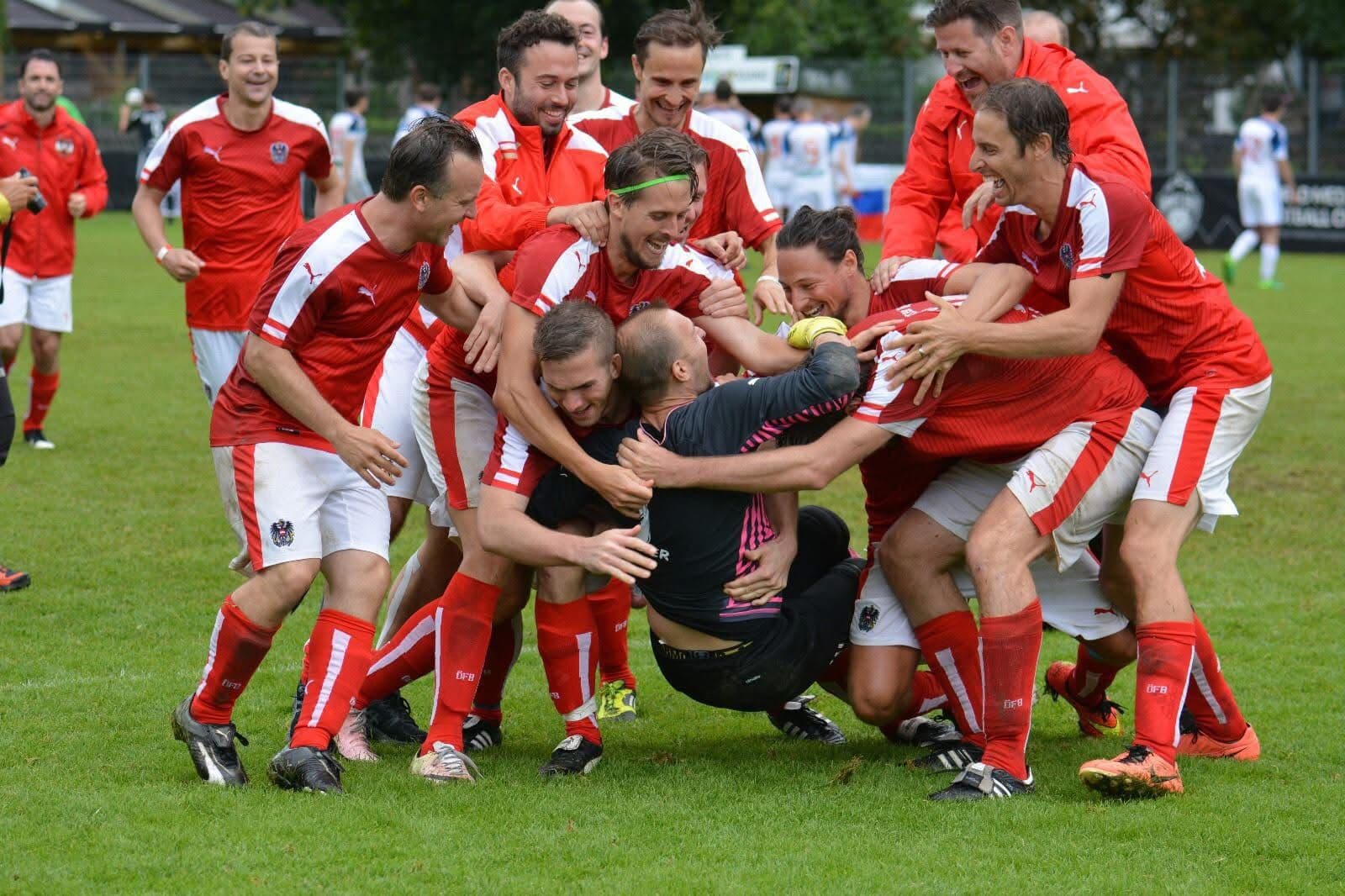 Das Team feiert gemeinsam auf dem Platz – pure Freude und Emotionen